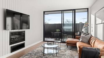 Smart TV, fireplace