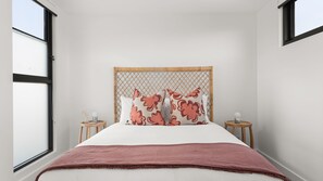 5 bedrooms, iron/ironing board, free WiFi, bed sheets