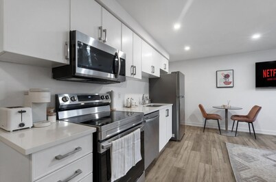 Luxury 2BR/2BTH Suite | 5 Mins to The Falls | Stylish & Spacious | Sleeps 5