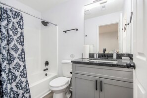 Haartrockner, Handtücher, Seife, Toilettenpapier