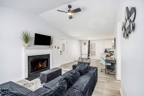 Smart TV, fireplace - Sexy Bungalow with WiFi in Atlanta (Atlanta)