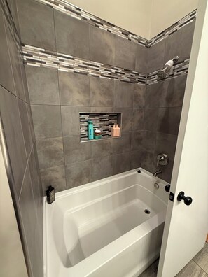 Dusche, Whirlpool, Haartrockner, Handtücher