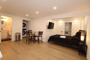 1 bedroom, iron/ironing board, travel crib, free WiFi - Studio near Downtown, Airport, Stadium, light rail, train (Seattle)