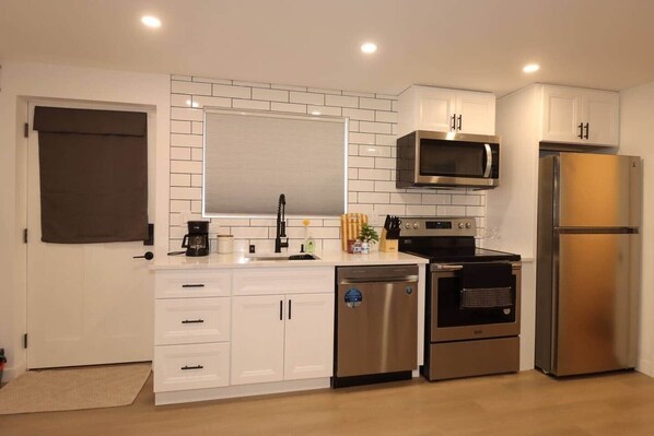 Fridge, microwave, oven, stovetop - Studio near Downtown, Airport, Stadium, light rail, train (Seattle)