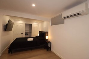 1 bedroom, iron/ironing board, travel crib, free WiFi - Studio near Downtown, Airport, Stadium, light rail, train (Seattle)