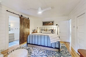 4 bedrooms, iron/ironing board, Internet, bed sheets