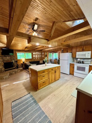 Smart-TV, Kamin, DVD-Player, Musikbibliothek