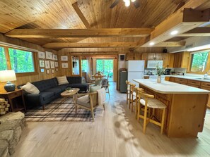 Smart-TV, Kamin, DVD-Player, Musikbibliothek