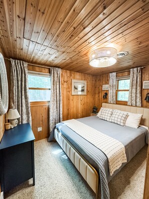 2 bedrooms, iron/ironing board, free WiFi, bed sheets - New! Quaint, Pet-Friendly Cottage in Northern Door (Ellison Bay)