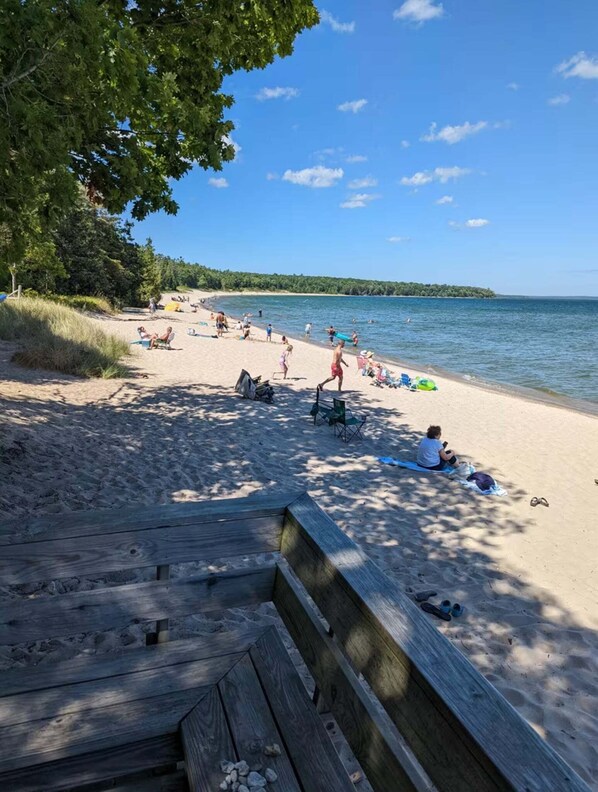 Nära stranden, solstolar och strandhanddukar