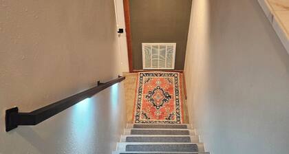 Sunrise Sauna - 2-bedroom apartment close to airport with custom dry/wet sauna