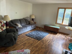 Living area - Charming 2-bedroom house in Berlin. 20 min EAA and 1 hr to Lambeau Field. WiFi (Berlin)
