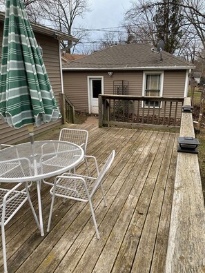Outdoor dining - Charming 2-bedroom house in Berlin. 20 min EAA and 1 hr to Lambeau Field. WiFi (Berlin)