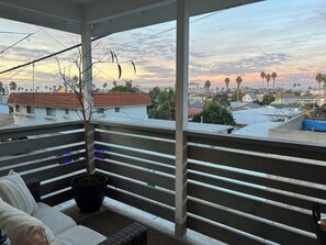 Property grounds - Stylish, Modern 3-Level House-Yard-Patio-Balcony-Sauna- Blocks to Beaches - OB  (San Diego)