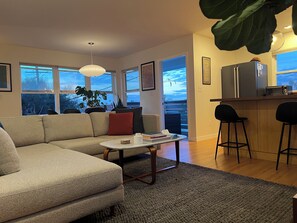 Smart-TV, Bücher, Stereoanlage