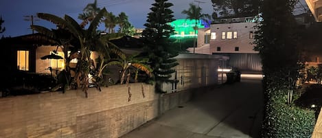 المنطقة المحيطة بالمنشأة