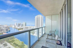 Property grounds - Elegant Corner Condo Balcony Canal View 2910 (Hallandale Beach)