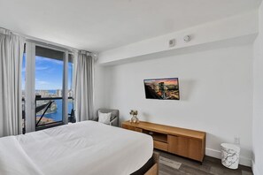 1 soverom, strykejern/-brett, reiseseng for barn og sengetøy