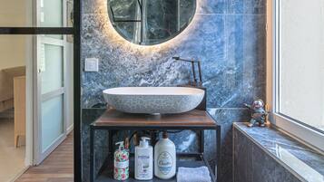 淋浴设施、按摩浴缸、吹风机、毛巾