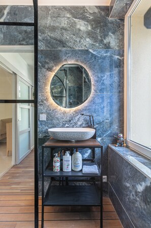 Douche, baignoire à jets, sèche-cheveux, serviettes fournies