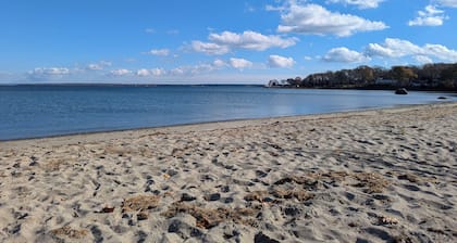 Spacious 5-Bedroom Private Retreat!!! Private setting close to beaches & Newport