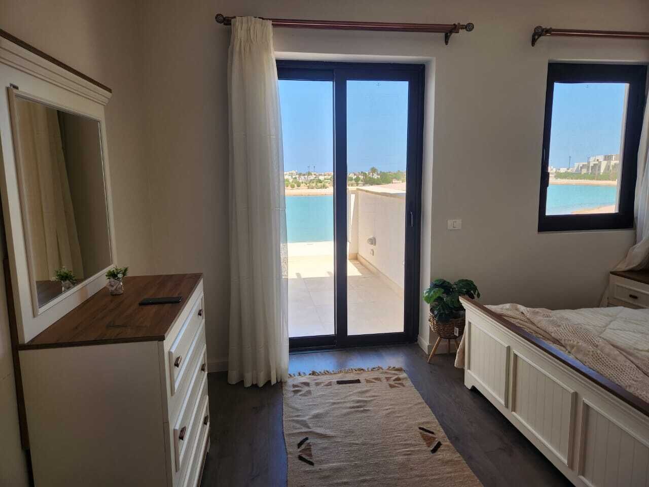 5 habitaciones, tabla de planchar con plancha, wifi y ropa de cama 