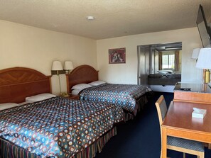 Bathtub, towels, soap, shampoo - Fiesta Inn- Bell Gardens/ Los Angeles (Bell Gardens)