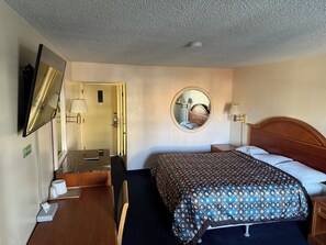 Desk, laptop workspace, free WiFi - Fiesta Inn- Bell Gardens/ Los Angeles (Bell Gardens)