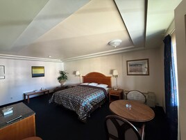 高级套房, 1 张特大床, 吸烟房 | 办公桌、笔记本电脑工作区、免费 WiFi