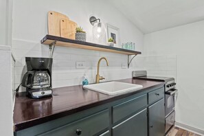 Fridge, microwave, oven, stovetop - Charming 1-bedroom apartment with workspace in central Hatfield (Hatfield)