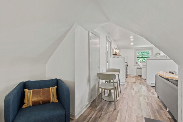 Smart TV, offices - Charming 1-bedroom apartment with workspace in central Hatfield (Hatfield)