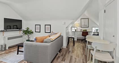 Charming 1-bedroom apartment with workspace in central Hatfield