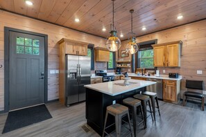 Fridge, microwave, oven, stovetop - New/Theater/Indoor pool/Hot tub/Fire pit/Arcades/View (Sevierville)