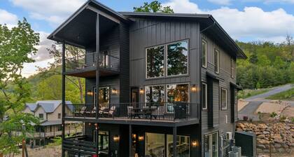 New/Theater/Indoor pool/Hot tub/Fire pit/Arcades/View