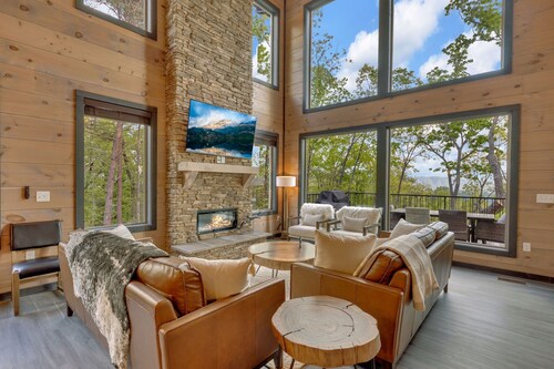 New/Theater/Indoor pool/Hot tub/Fire pit/Arcades/View