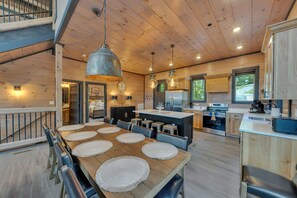 Dining - New/Theater/Indoor pool/Hot tub/Fire pit/Arcades/View (Sevierville)