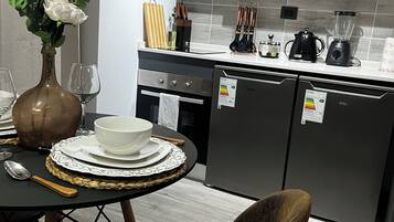 Refrigerador, microondas, horno y tetera eléctrica