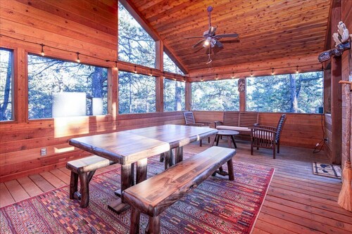 Mountain Lodge with sauna-350acres. 5 minutes from fishing, kayaking, boating