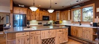 Mountain Lodge with sauna-350acres. 5 minutes from fishing, kayaking, boating