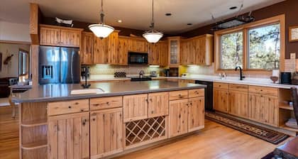 Mountain Lodge with sauna-350acres. 5 minutes from fishing, kayaking, boating