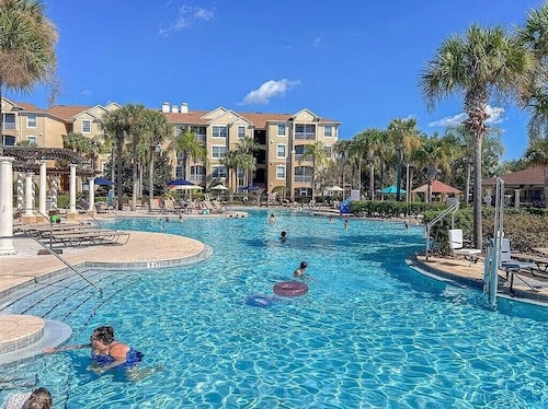 Cozy 3-bedroom condo in charming Kissimmee, 2 miles from Disney world