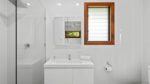 Dusche, Haartrockner, Handtücher