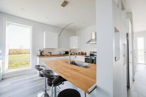 Kylskåp, mikrovågsugn, ugn och spishäll