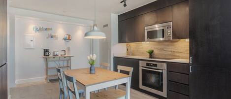 Jääkaappi, mikroaaltouuni, uuni, liesi