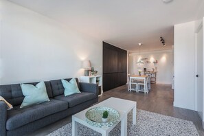 Smart TV - 2BR Apartment in Toronto - Entertainment District (Toronto)