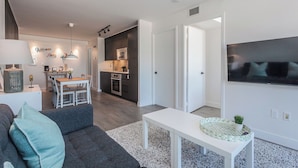 Un apartament modern amb saló, menjador i cuina.