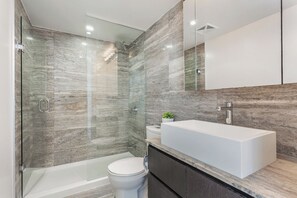 Douche, sèche-cheveux, serviettes fournies, savon