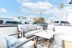 Property grounds - Upscale Coastal Home w/ Central AC | Just 1/2 Block to Beach | Walk to Everything! (Newport Beach)