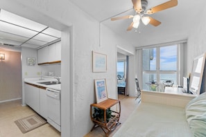 1 bedroom, desk, iron/ironing board, free WiFi - Smyrna Beach Club 208A Roomy Condo Delight (New Smyrna Beach)