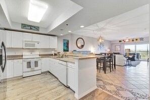 ثلاجة، ميكروويف، فرن، موقد طهي مسطح